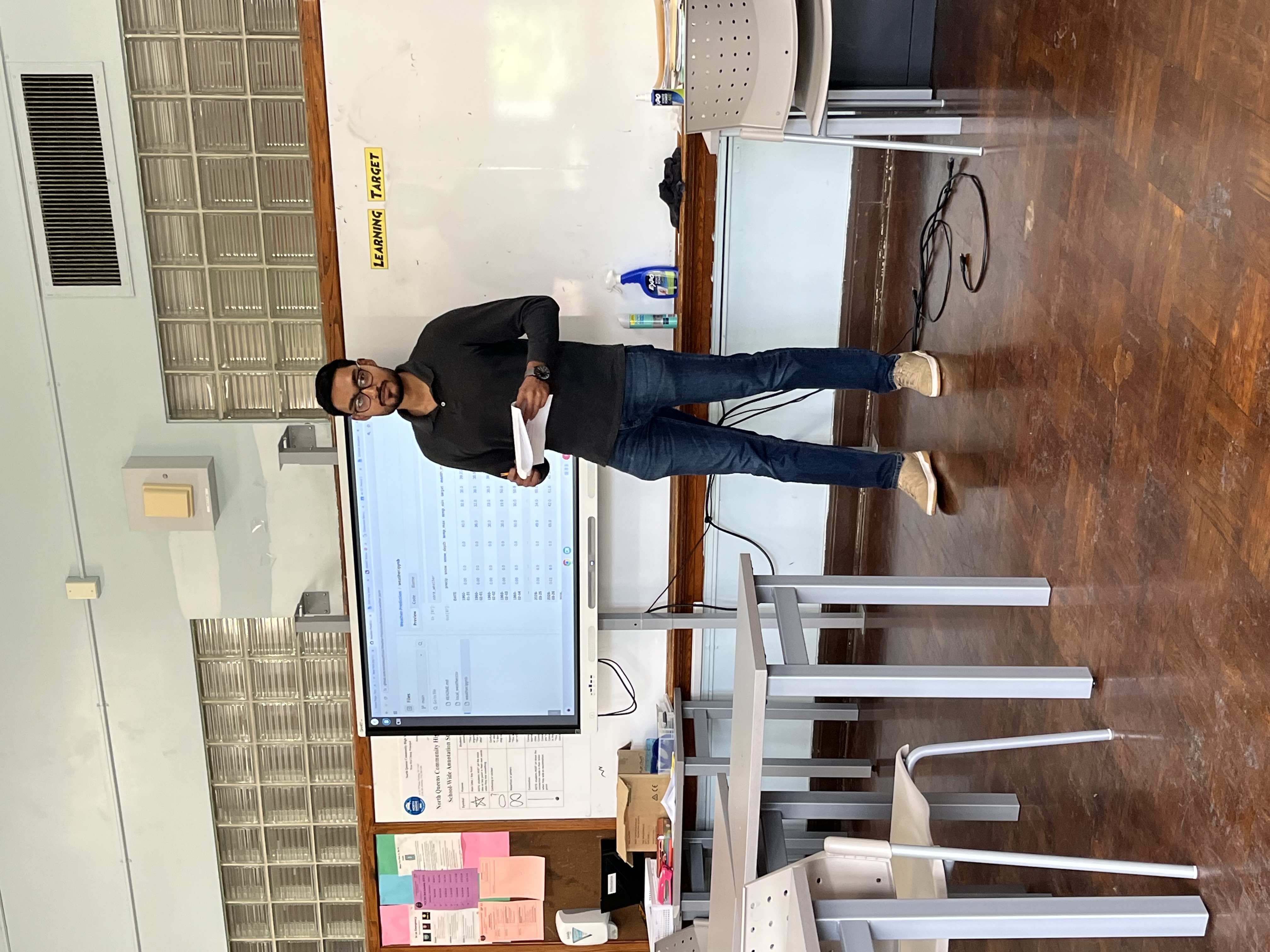 Mahir Jeet teaching students in the classroom