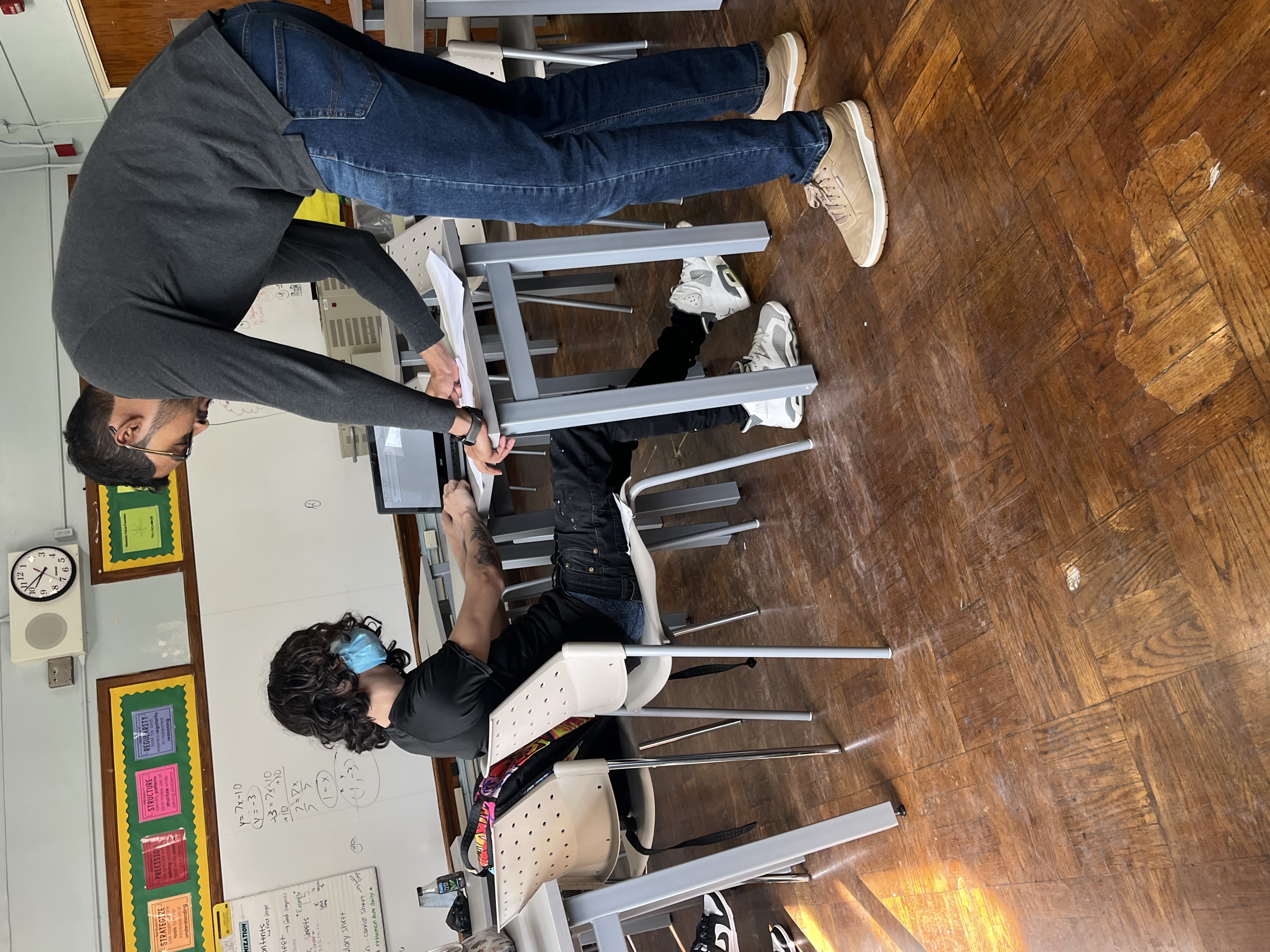 Mahir Jeet working with students during a lesson